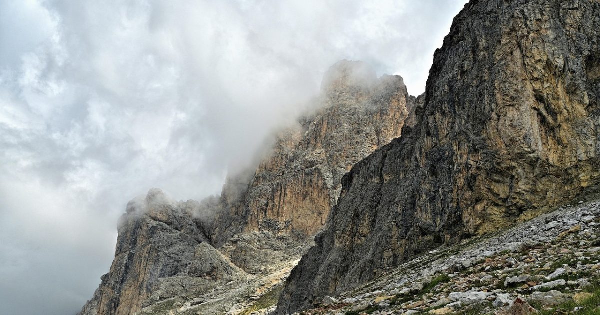 凡人修仙传漫画扉页风格插图：青石山门前一名布衣少年背着行囊仰望高耸牌楼，晨雾弥漫山道两旁古松森然